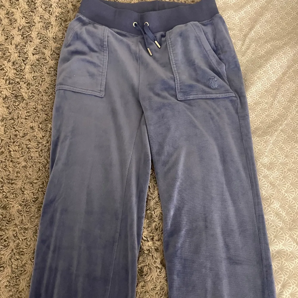 Säljer mina juicy couture byxor. Väldigt bra skick då de knappt är använda!! Skriv privat vid intresse eller fler bilder!💓. Jeans & Byxor.