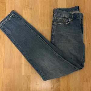 J.Lindeberg Jeans - Säljer dessa trendiga J.Lindeberg jeans i modellen JAY. Jeansen är i storlek 30/32 och sitter slim/straight. De är även i utmärkt skick utan tecken på användning!