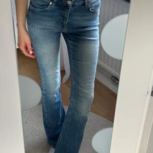 Säljer dessa bootcut jeans från Gina Tricot. Dom är i ett bra skick. 
