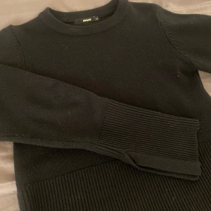 Svart bikbok tröja - Superfin svart tröja från bikbok med slits vid ärmarna och midjan som ej säljs längre, superbra skick och inga defekter på plagget! Hör gärna av dig vid intresse💞💞