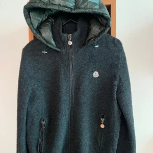 Moncler  - Moncler cardigan  Storlek M  Skick 9.5/10 som ny  Rare färg antagligen den ända som finns tillsalu  Pris 4.799kr skambud och tidsfördriv besvarars inte . 