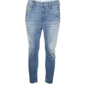 VI säljer nu ett par feta Diesel jeans🔥 Jeansen är i topp och slitningen ingår i designen🤩Nästan aldrig använda🤫 Dem är storlek 28/32👌 Inga byten❌ du betalar leverans🚛📦 hör av dig vid vid frågor☎️