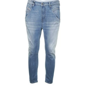 Diesel jeans - VI säljer nu ett par feta Diesel jeans🔥 Jeansen är i topp och slitningen ingår i designen🤩Nästan aldrig använda🤫 Dem är storlek 28/32👌 Inga byten❌ du betalar leverans🚛📦 hör av dig vid vid frågor☎️