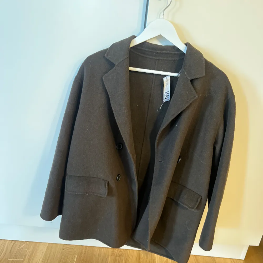 En perfekt tunnare vårkappa🌷☀️ bra skick, ända defekten är att lappen hänger löst (se bild 3) men det är inget som märks. Från zara, storlek M. Jag bär vanligtvis XS/S för referens! 🤗. Takit.