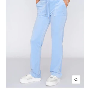 Juicy couture  - Dem är helt som nya och knappt använda. Skriv om frågor😊