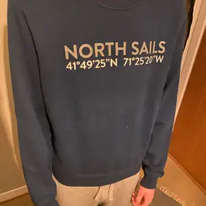 Mörkblå sweatshirt, 599 nypris men säljer för 150kr 
