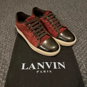 Lanvin cap toe 43 - Hej säljer nu dessa feta vinröda lanvins i storlek 43 UK 9 då de börjar bli lite små. Tecken på användning finns men sparsamt använda. Skick 8/10. Endast dustbag ingår. Ny pris 4499, pris 2049 Hör av dig vid frågor. 