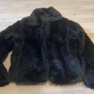 Pälsjacka  - Så snygg pälsjacka! Passar mig som har storlek M💕