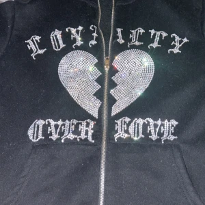 TROTHERZ TRÖJA  - Skick: jätte suverän inga defekter.  Perfekt till våren 🙌😤