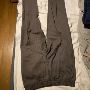 Filippa K kostym byxor  - Det är ett par herr kostymbyxor i storlek 48 som är i väldigt bra skick. Knappt använda. Pris är diskuterbart 