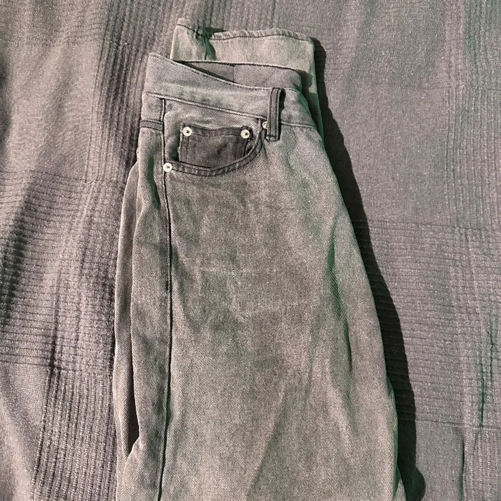 Ett par gråa jeans från junkyard. Byxorna är använda men ingeting man märker av. Storleken är 29/31 så passar dig som är mellan 175-182 ish. Skriv vid funderingar✍️. Jeans & Byxor.