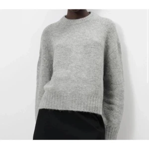 Fin stickad tröja - Bra skick, köpt från Zara men slutsåld.  Passar mig med strl S 💗