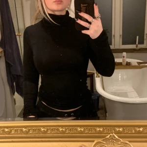 Turtleneck tröja - En väldigt snygg och skön turtleneck/polo tröja från H&M. Den är svart med skönt stretchigt bomullsmaterial. Storlek XS. I nyskick säljer för jag har för många svarta turtleneck💞