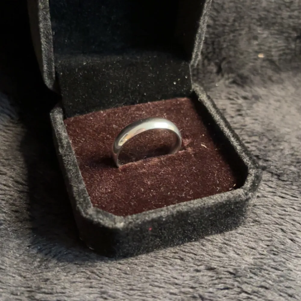 Silver ring (Silverpläterad) 1,8CM LÄNGD (Kontakta gärna mig om du undrar något). Accessoarer.
