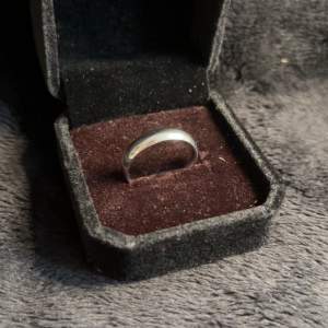 Silver ring (Silverpläterad) 1,8CM LÄNGD (Kontakta gärna mig om du undrar något)