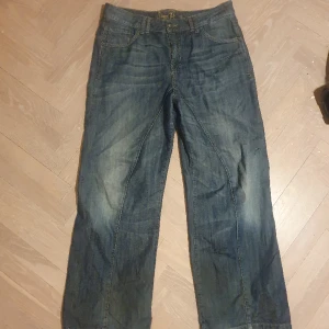 Baggy byxor - Den passar s/m, bra skick men längst ner på benen är dom lite slitna. Dma om du har andra frågor och priset kan diskuteras😊