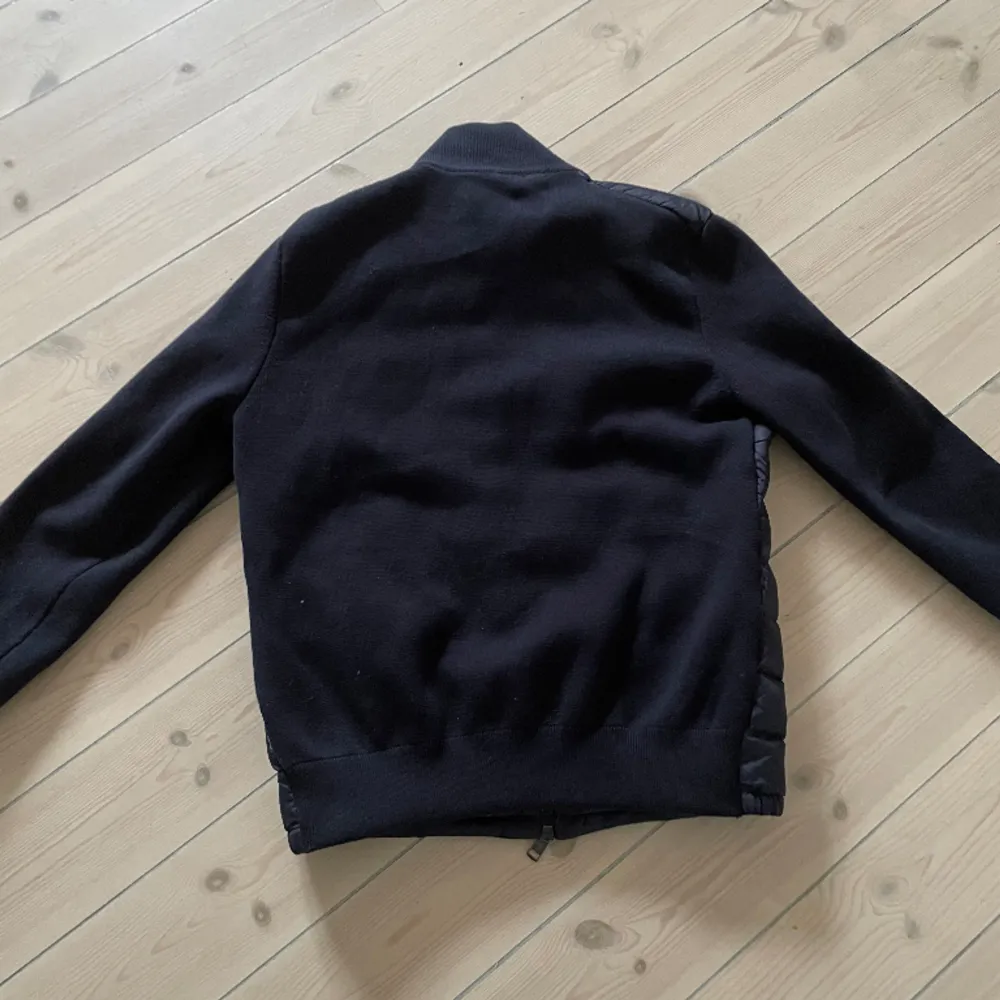 Tjena! Säljer dena old season Moncler Cardigan. Färgen är mörkblå och storleken är M men får absolut plats i S  Modellen i bilden är 185! Skicket är  7/10 eftersom den är old season. Men inga skador. Pris kan diskuteras! Vi tar gärna också bytförslag. Jackor.