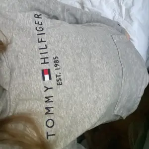 Super fin Tommy hilfiger hoodie , säljer då den blivit lite för lite för mig🩷 bra skick inga defekter , ny pris 699 💗 pris kan diskuteras 
