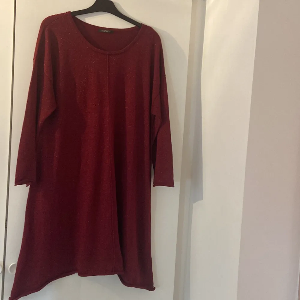 Säljer denna röda glitter klänningen då den inte har kommit till så stor användning❣️ står ingen storlek i den men jag har den oversize och bär oftast s/m❤️ hör av er vid frågor mm och priser kan alltid diskuteras❤️ säljes billigt då den ska bort❤️❤️. Klänningar.