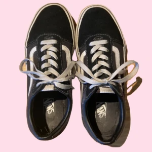 vans skor  - svarta vans skor i strl 38. fint begagnat skick! pris kan diskuteras. kontakta gärna vid frågor <3