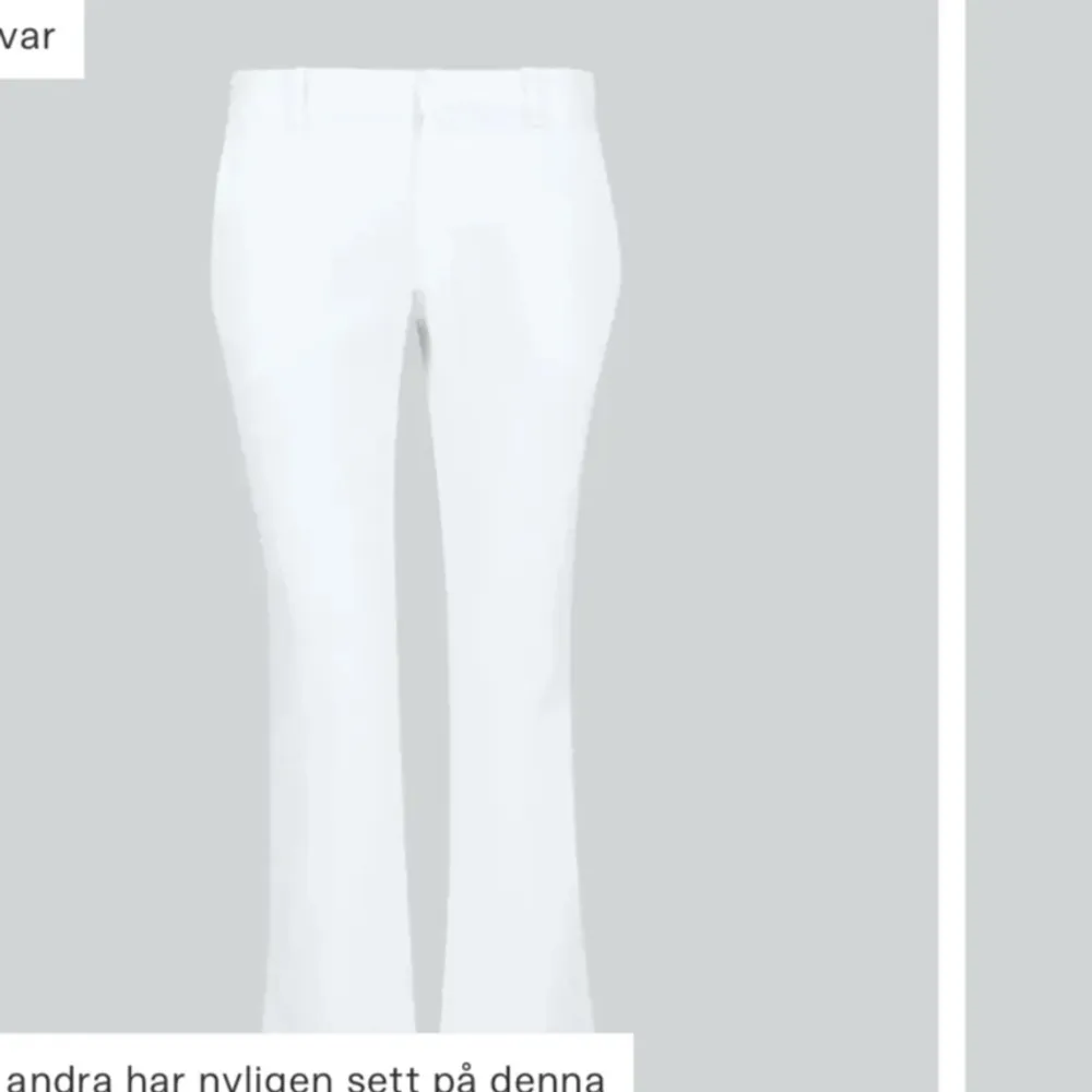 säljer dessa vita lågmidjade kostymbyxor me slits från bikbok🩷. Jeans & Byxor.