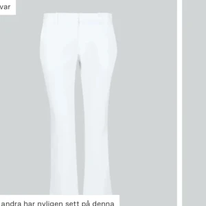 VITA KOSTYMBYXOR  - säljer dessa vita lågmidjade kostymbyxor me slits från bikbok🩷