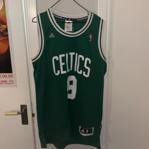 Boston Celtics basketlinne  - Tja! Säljer nu denna feta celtics basketlinne (äkta) Den är använd max 3 gånger så skicket är topp! Storleken är S men med 2+ lenght så den sitter väldigt stort (Ish som en L/XL)
