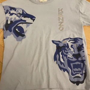 Kenzo t- shirt i nyskick - Ljusblå kenzotröja i nyskick. Använd bara ett fåtal gånger. Storlek 12A/158