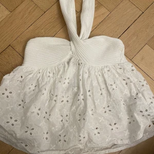 Jättesöt topp från zara - En jättesöt sommartorp från zara som är i nyskick. Storlek S