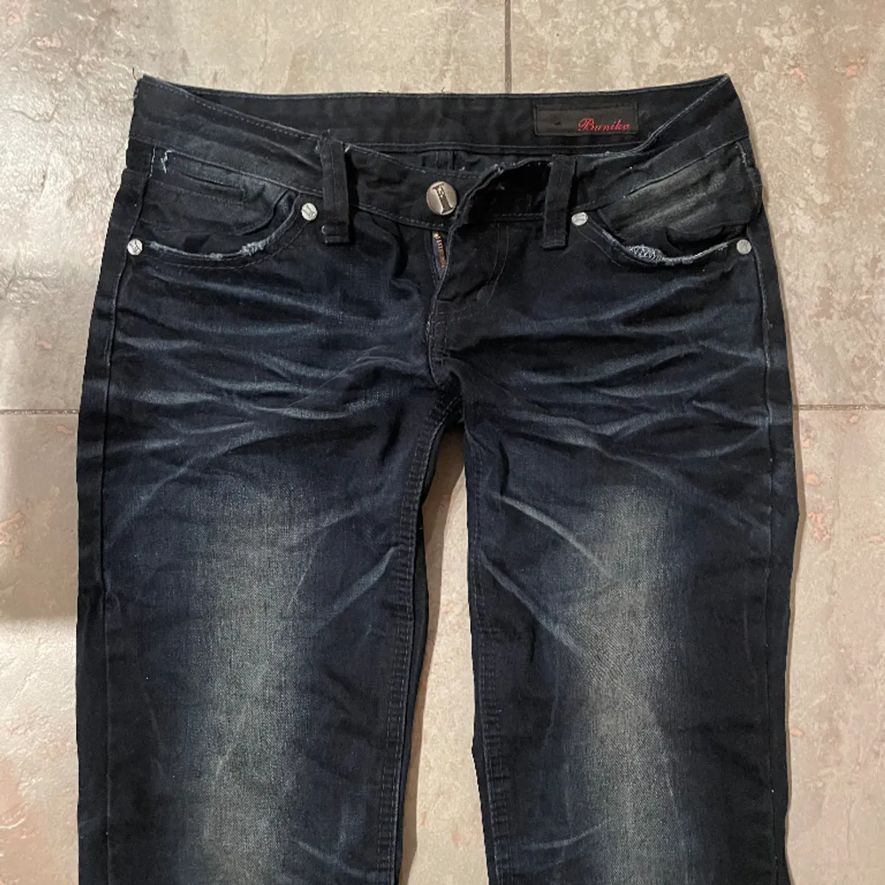 Säljer mina favorit jeans lågmidjade i en superfin blå färg. Inga defekter eller skador alls. Rakt över ca 37/38 cm. Innerbenet 80cm. Använd gärna köp direkt 💕💕. Jeans & Byxor.