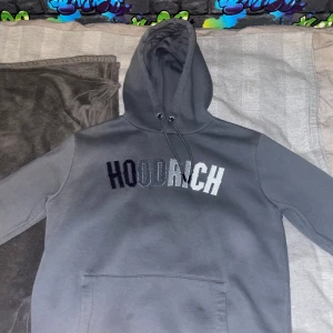 Grå hoodrich Hoodie  - Hoodrich hoodie i storlek S, den är i jätte bra skick då jag har andvent den 3 gånger, den har en liten fläck men går att tvätta bort, och inget man ser. Priset kan diskuteras och va inte rädd för att ställa frågor jag svarar så fort jag kan 