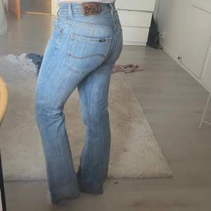 Ljusblå Lee jeans innerbenslängd 77 cm och midjemått rakt över 36 cm🥰