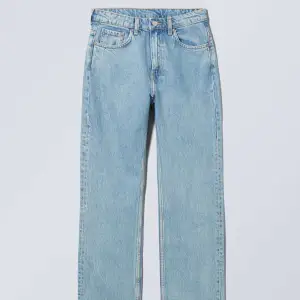 Säljer dessa jeans från weekday eftersom det inte är min stil längre. Använd bara 1 gång och är i bra skick. Jättefin blå färg😜 