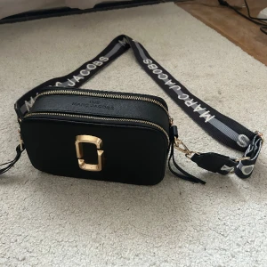 Marc Jacobs väska - Ny Marc jacobs väska bara använd få tal gånger, pågrund av att den inte kommer till användning. Nypris 3900kr säljer för 2700 Priset går att diskutera. Skriv privat för fler bilder. Köparen står för frakten