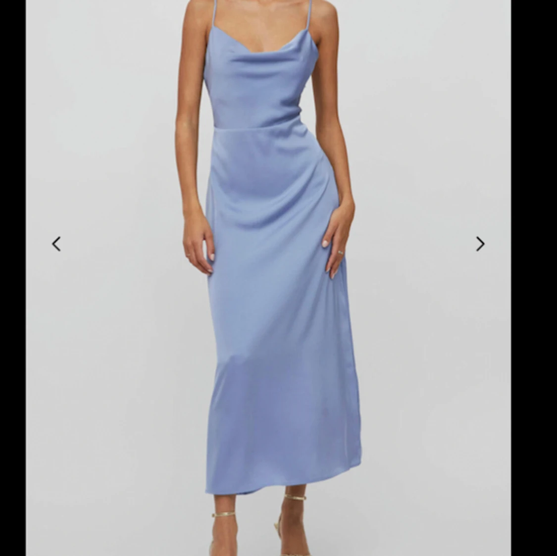 Ljusblå satinklänning