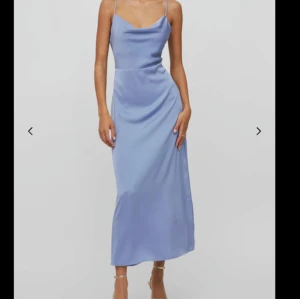 Ljusblå satinklänning - Säljer min balklänning då den inte kommer till användning, använd en gång💕 Nypris: 460kr  priset kan gå att förhandla☺️