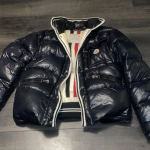 Moncler jacka - Säljer min svarta moncler jacka i storlek M skicket på jackan är 9/10 vid fler bilder är de bara att höra av er
