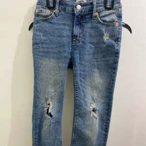 Hej! Jag vill sälja mina jeans från lager 157 använd några gånger, den är lite klippt där vid hålen men man kan knappt se det🫶🏼