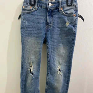 Jeans från lager 157 - Hej! Jag vill sälja mina jeans från lager 157 använd några gånger, den är lite klippt där vid hålen men man kan knappt se det🫶🏼