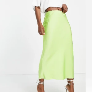 Sidenkjol - Använd en gång köpt från asos. Fint skick 💚 storlek 34. 