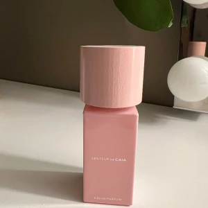 Caia parfym - Säljer min Caia parfym i doften ”Senteur de CAIA”. Luktar supergott men säljer nu för att jag vill köpa en annan 💕💕 Den är använd men finns fortfarande mycket kvar!! (se bild 3) Pris kan diskuteras 