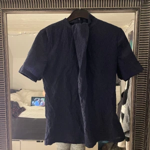 Marinblå blus  - Kommer inte till användning. Passar jättebra till fest eller bara till vardags. Superskönt material och sitter snyggt. 