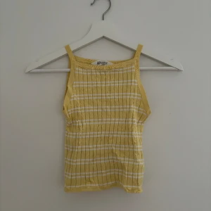 Gul topp - Gul sommartopp från H&Ms barnavdelning. Bra skick! 💗