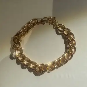 guldigt armband i nyskick ⭐️ använd ”köp nu”. 26/2-2024