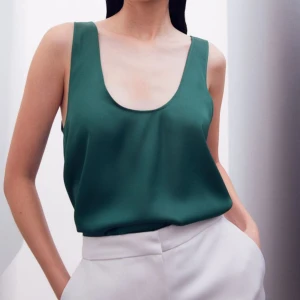 Grönt festlinnen - Ett linne från HM av satin som aldrig använts, prislappen sitter kvar. Den har en superfin grön färg och den passar perfekt till festliga tillfällen. Linnet är i storlek M och sälja för 60kr. 