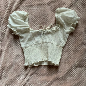 Vit topp - Nytt skick, knappt använt!!! Klicka gärna på köp nu, jag skickar så snabbt jag kan🩷