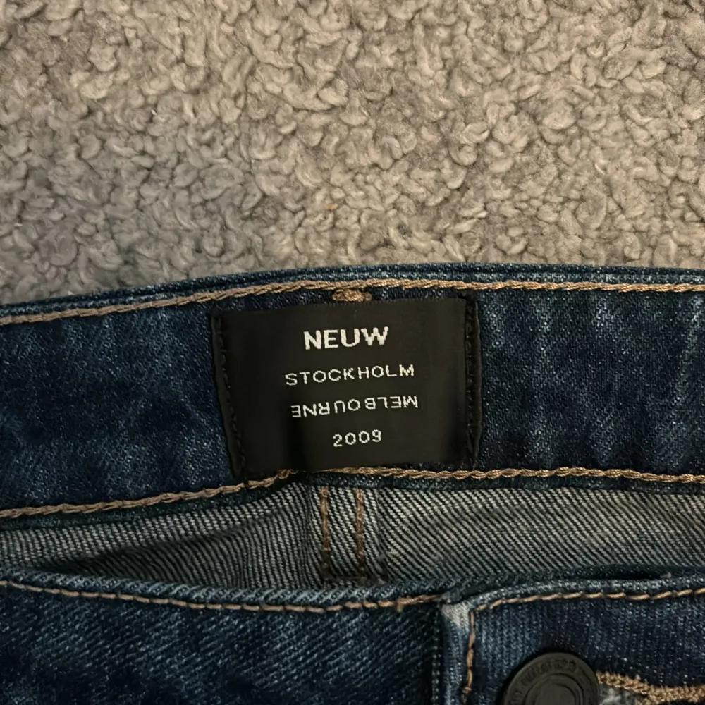 Bra passform. Stilrena jeans med hög kvalitet från neuw jeans Stockholm. Knappt använda. Säljer produkter grund av att dem är för långa.. Jeans & Byxor.