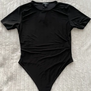 Body - Svart body från Boohoo. Har aldrig använt och kappen sitter kvar.