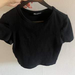 Croppad t shirt från zara använd ett par gånger