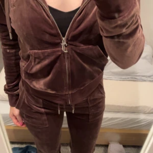 Mjukisset - Jättefint juicy couture set. Tröjan är i storlek M och byxorna är i storlek xs. Men skulle säga att både toppen och byxorna passar någon som har s också. Använt cirka 3 gånger. Ordinarie pris för båda är 2200 kronor.